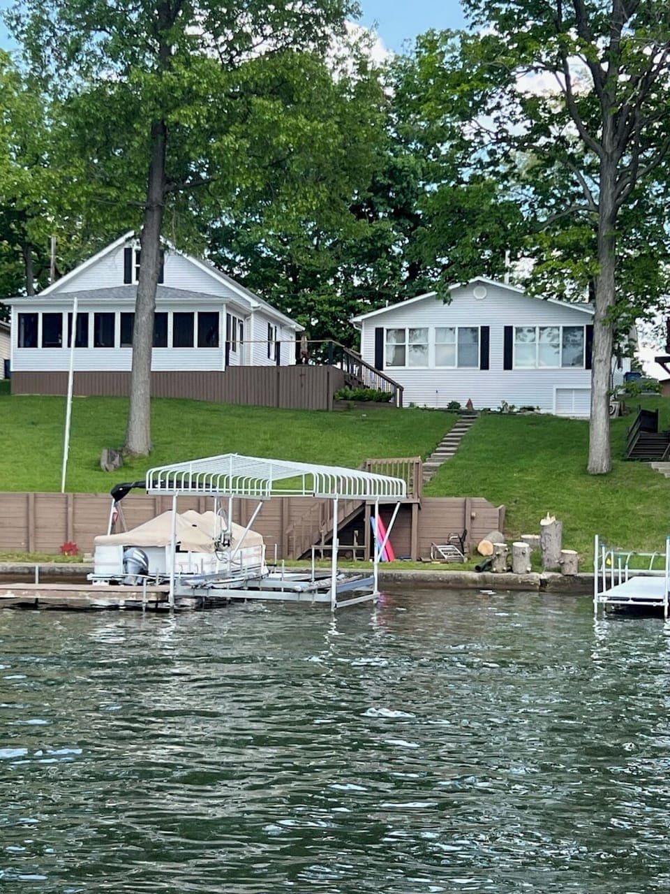Lift is not a part of the rent. Owner shared dock. 