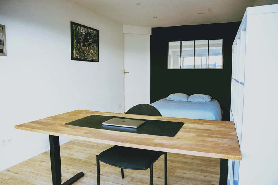 Chambre double RDC et espace de télétravail