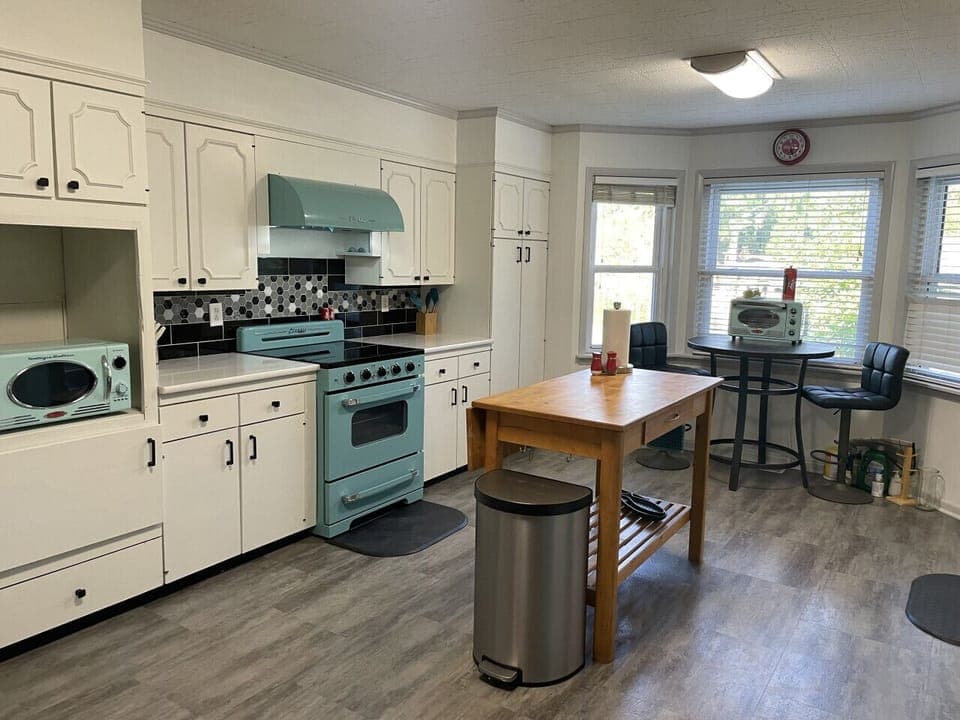 Kitchen with breakfast nook