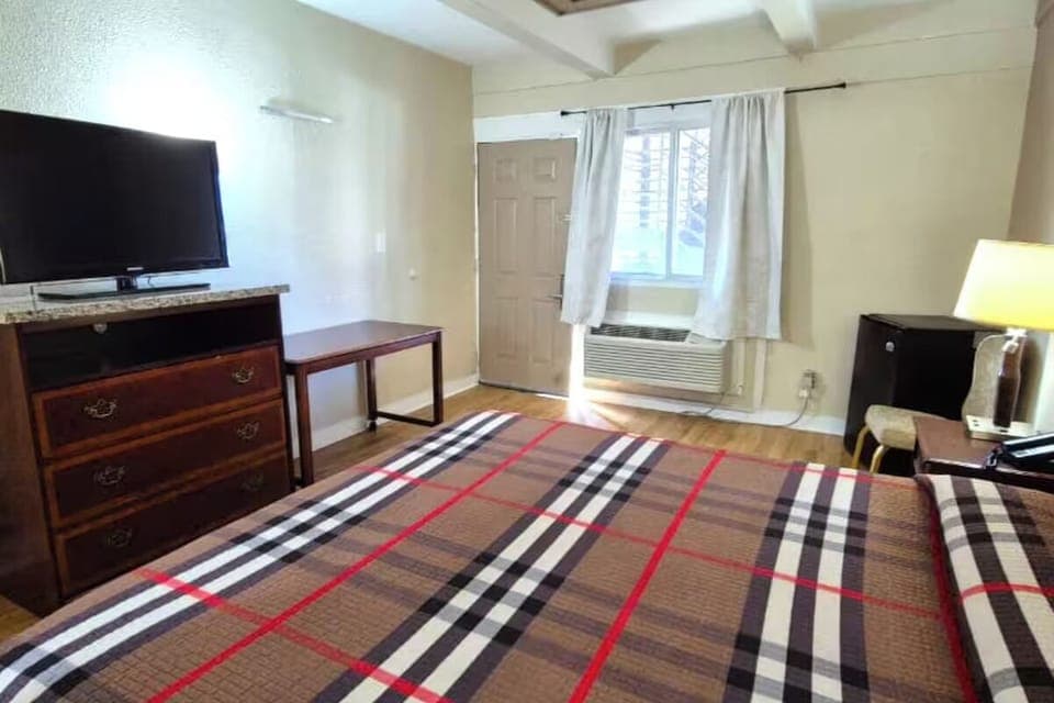 Settle in with in-room TV, desk space, and daylight.