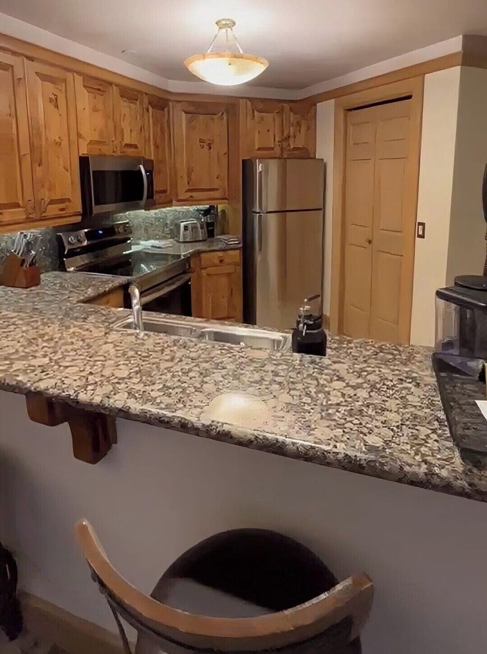 Kitchen Bar with view of appliances