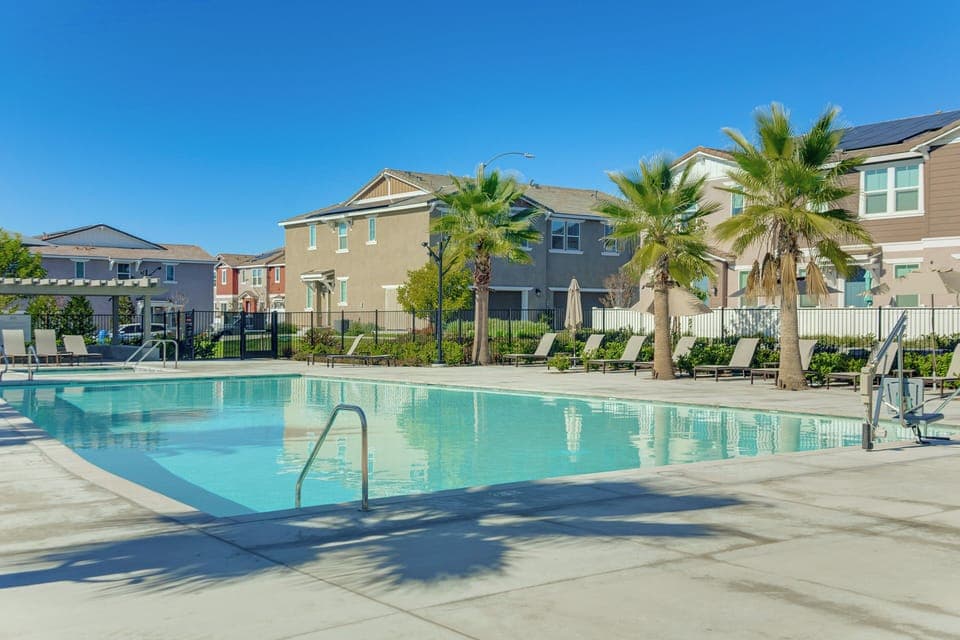 Horizon Place | Community Pool