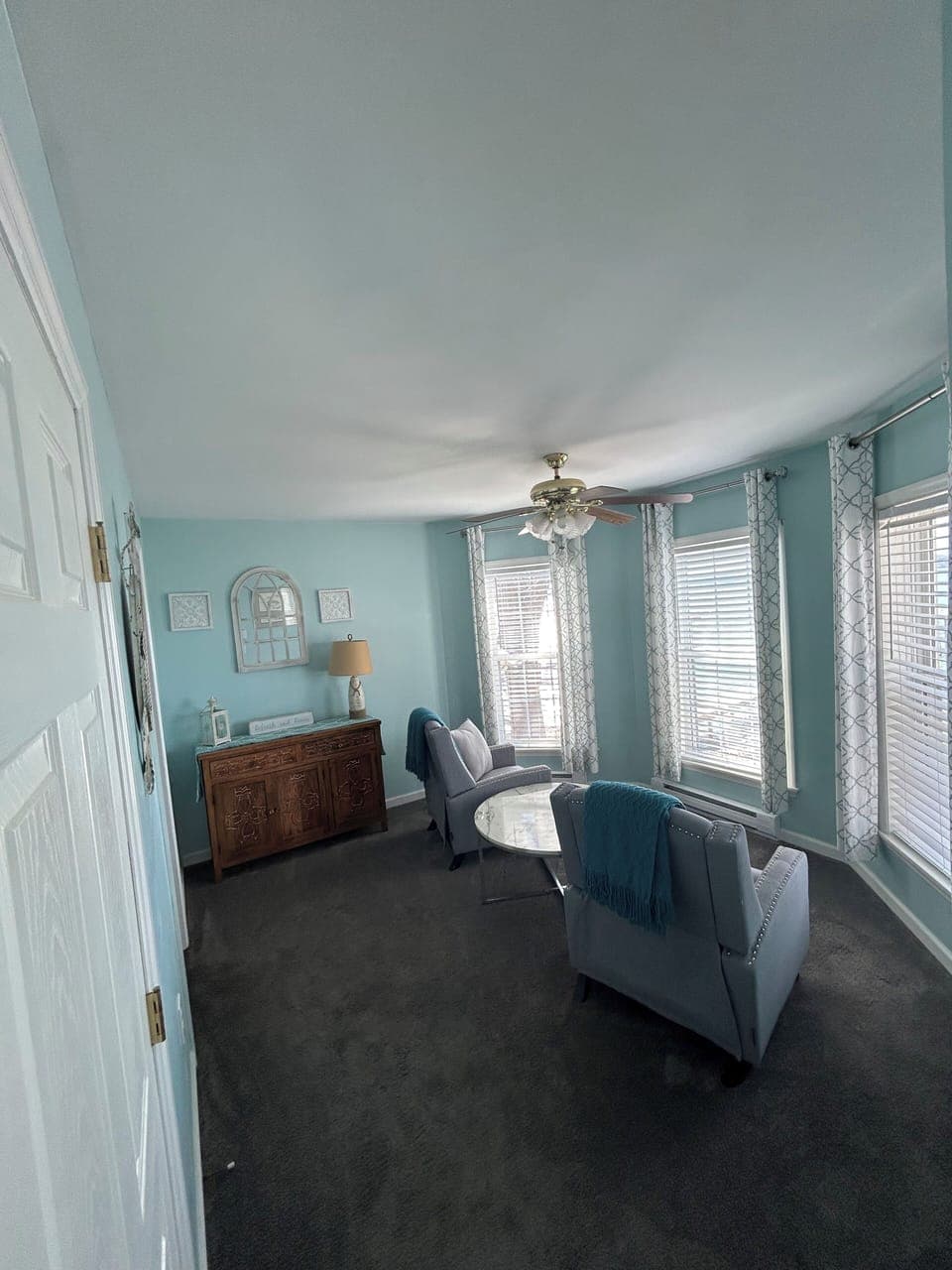 Sitting area - view 2