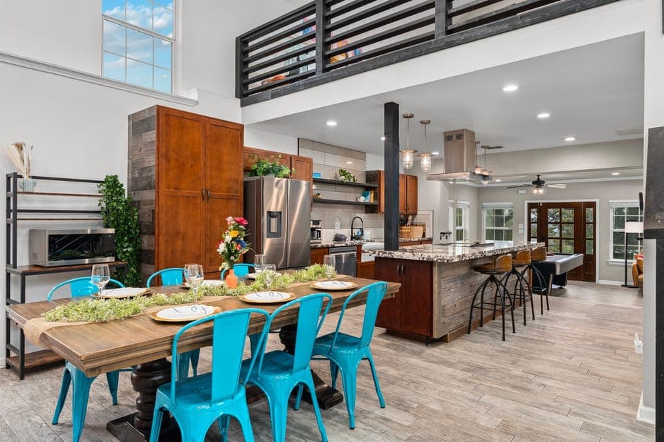 Cook, eat, laugh, repeat: an expansive kitchen and dining space designed for groups who actually like spending time together.