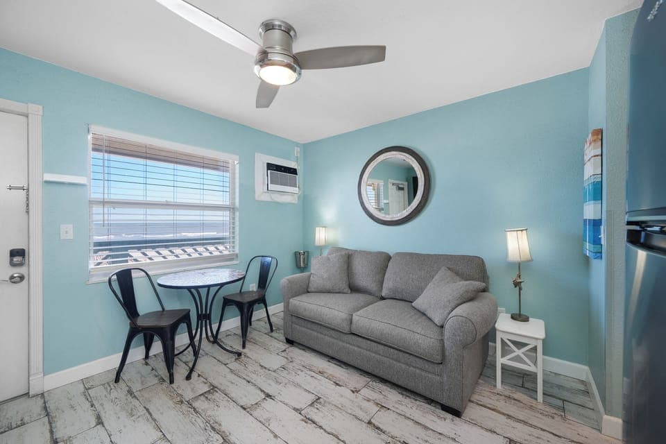 Living room with a gulf view and a sofa bed to relax & watch TV