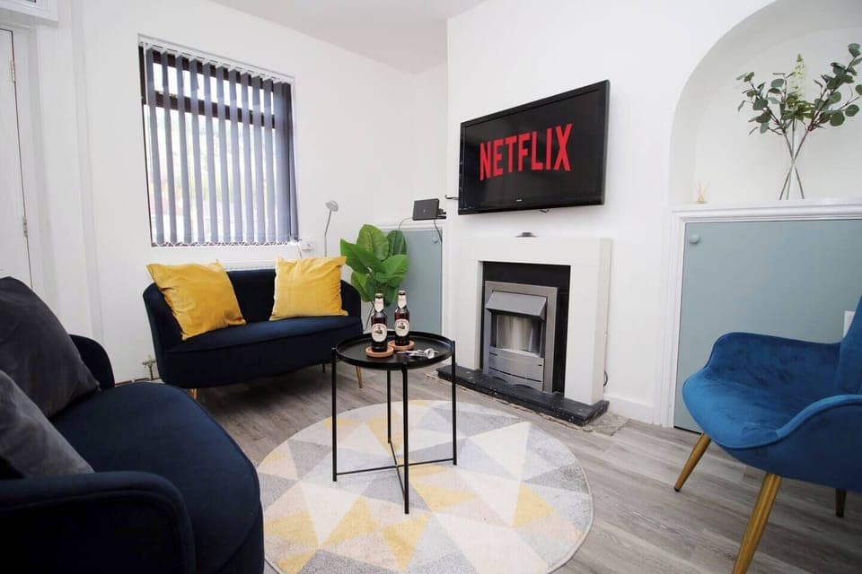  Living area where you can unwind after a day exploring the local area. with comfortable sofa and smart TV