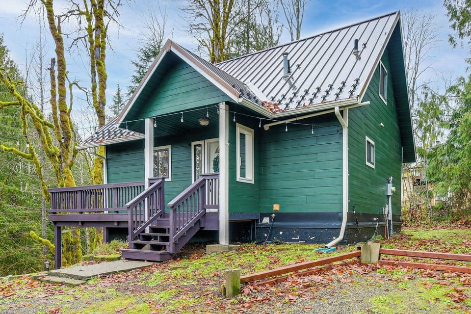 Hoodsport Vacation Rental | 1BR | 1BA | 1,100 Sq Ft | 9 Steps Required