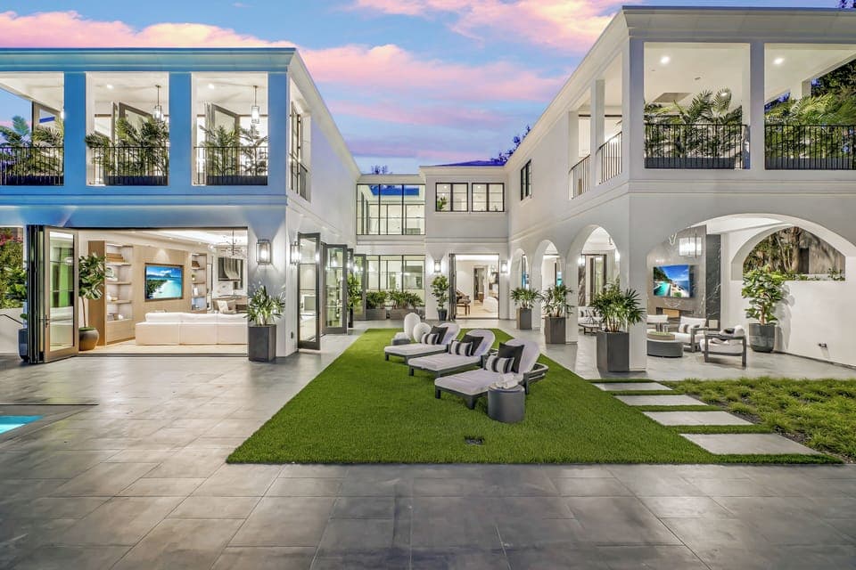 Villa Colette by LuxJB: LA's finest vacation villas & mansion rentals by owners.