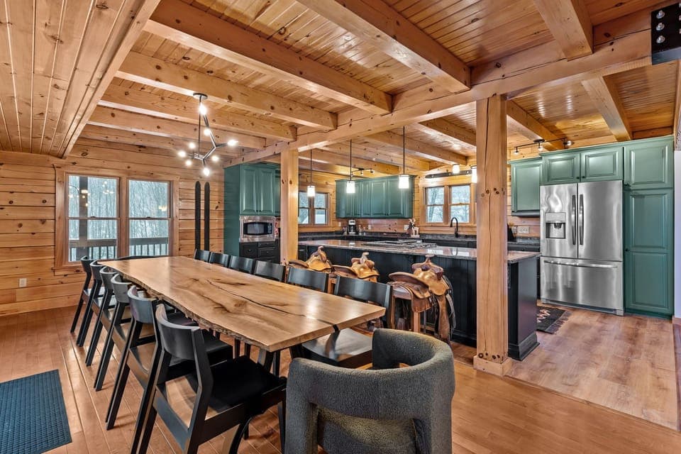 Fully equipped kitchen with an additonal bar next to it with a bar fridge, cabinet space and coctail to mix up drinks