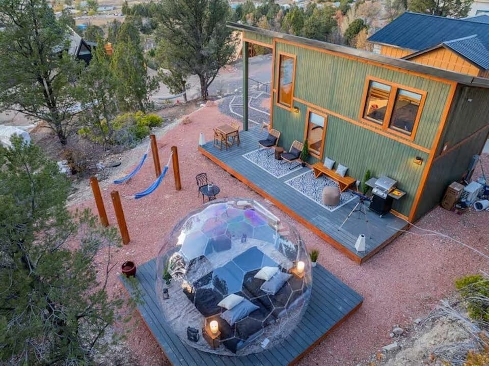 Wake to a beautiful sunrise and mountain/valley view.