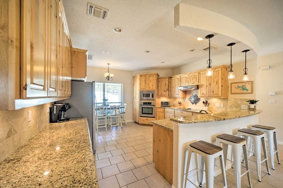 Kitchen | Granite Counters | Breakfast Bar Seating