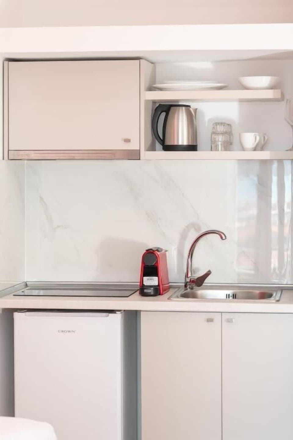 Fully Equipped Kitchenette for Light Meals and Snacks