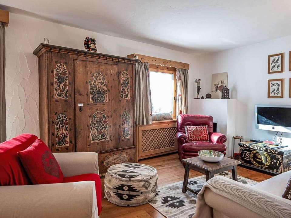 Furniture, Interior Design, Wall, Flooring, Couch, Wood, Room, Floor, Living Room, Ceiling