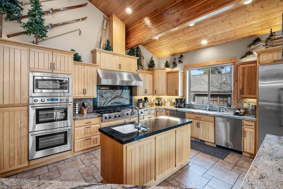 Large kitchen with double ovens at The Masters Lodge