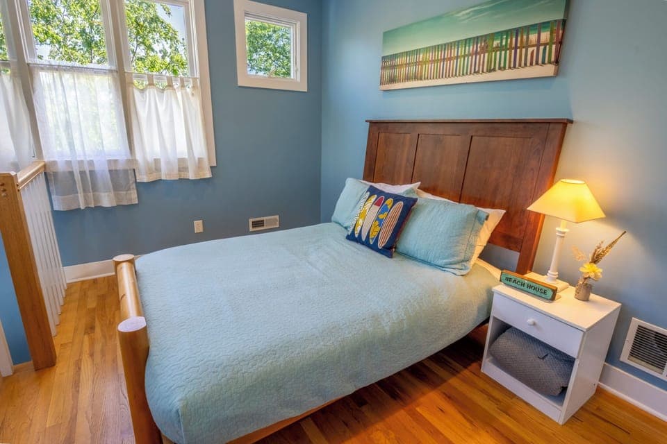 Third Level | Landing | Queen | Futon