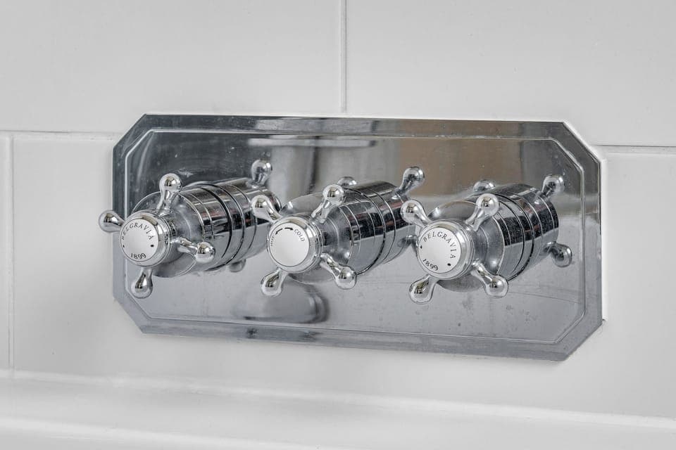 Luxurious Bathroom: Vintage-inspired fixtures for a touch of elegance in your self-care routine!