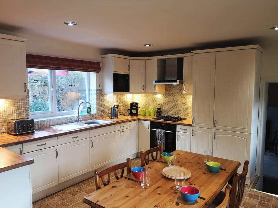 Large Fully equiped kitchen with dish washer
