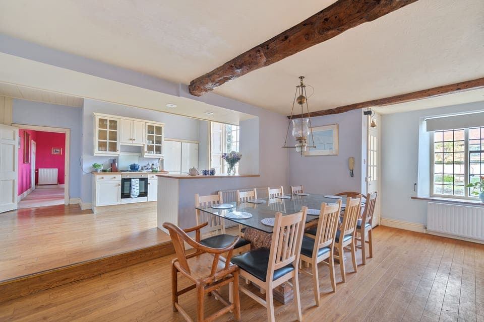Old Ford House, Blandford: The main kitchen and breakfast room offers a more informal dining option