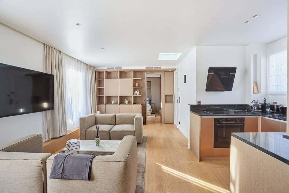 Salon avec cuisine ouverte