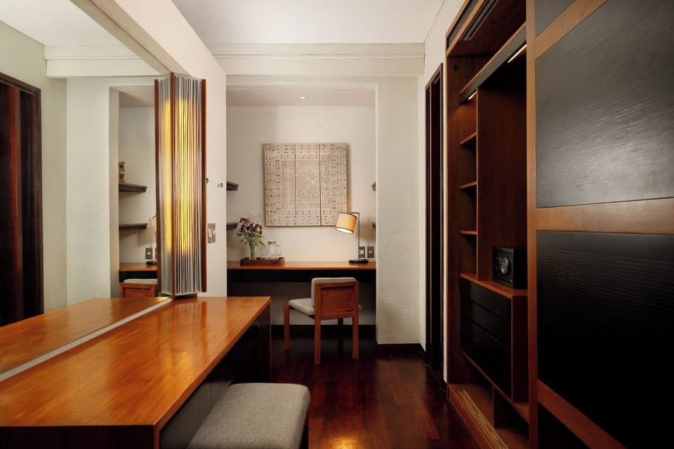 18. ROOM 3 - WALK IN CLOSET