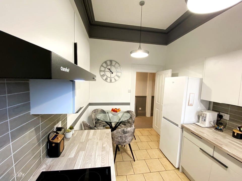 Redcliffe Apartment B - Kitchen
