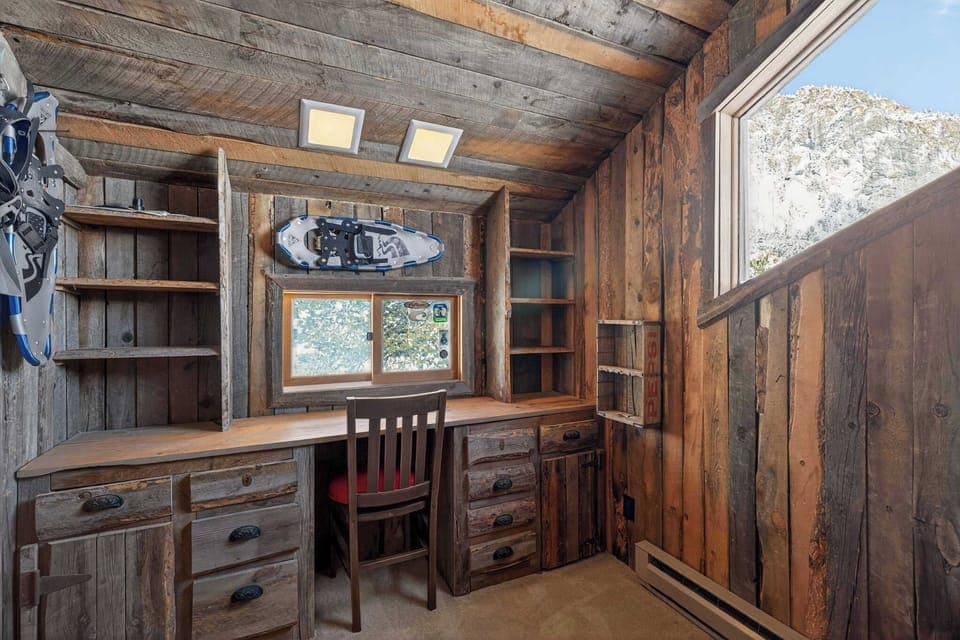 Secluded workplace in the house with gorgeous views 