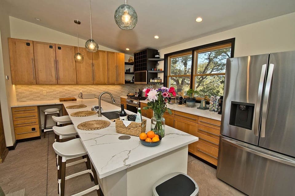 Chef's Kitchen and Bar Seating Bonus Wine and Flowers Included with Stay