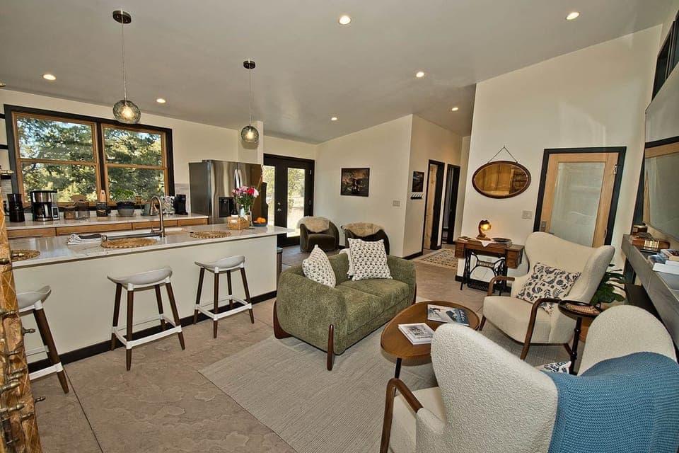 Open and Light filled Seating for Dining and Lounging