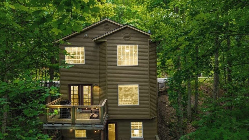 Sugar Bear Chalet is a 4-bedroom chalet spanning over 3 levels. 0,25 miles from Ober Ski Resort.