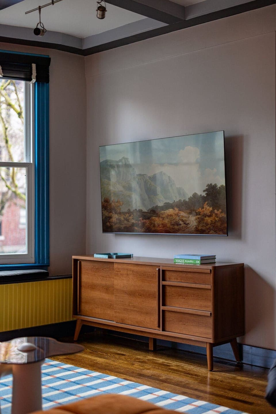 Living room with comfortable seating for 8 and a 65-inch Smart TV