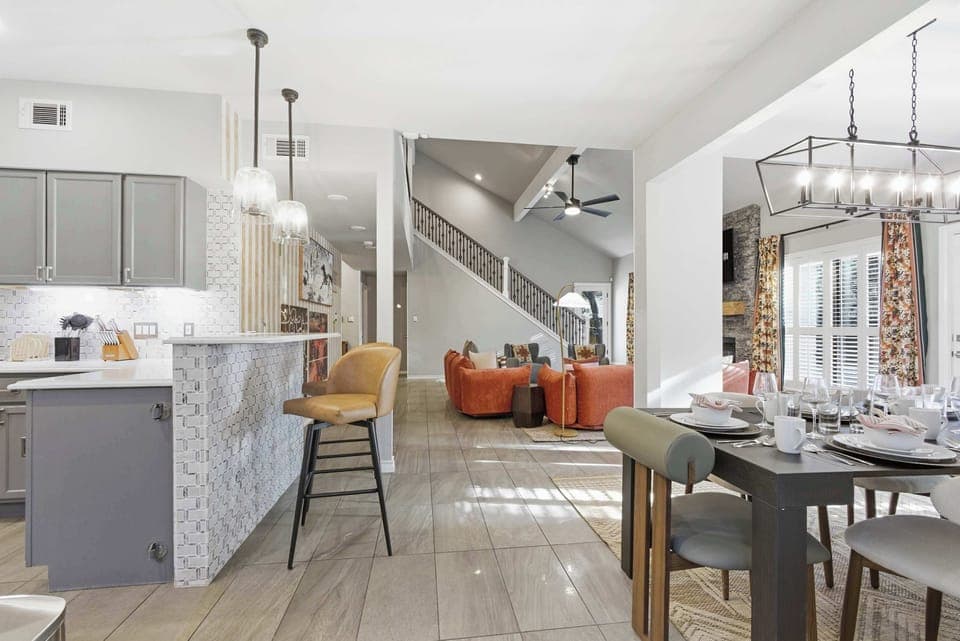 With an open floor plan, there’s plenty of room to cook, dine, lounge, and laugh—all without bumping into anyone. Perfect for group fun or solo relaxation!