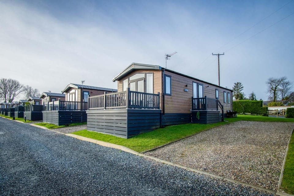 Bumblebee - 2 Bedroom Lodge - Manorbier (27499)