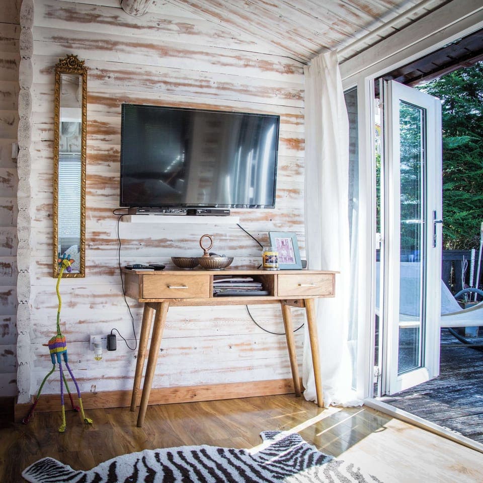 Entertainment at your fingertips with Large smart TV, superfast WiFi and DVD player