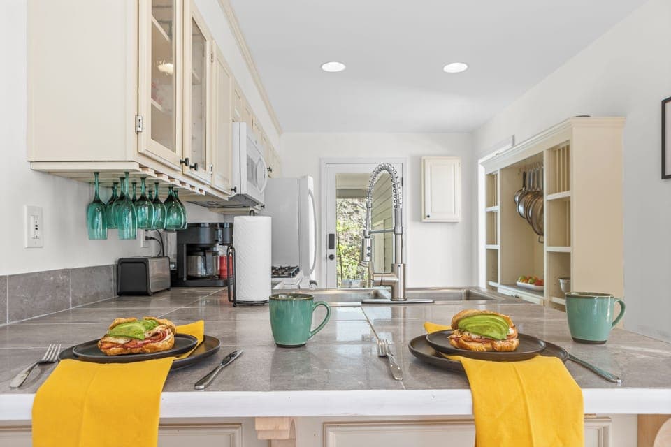 Full Kitchen: Enjoy meals in style with modern amenities and lovely natural light!
