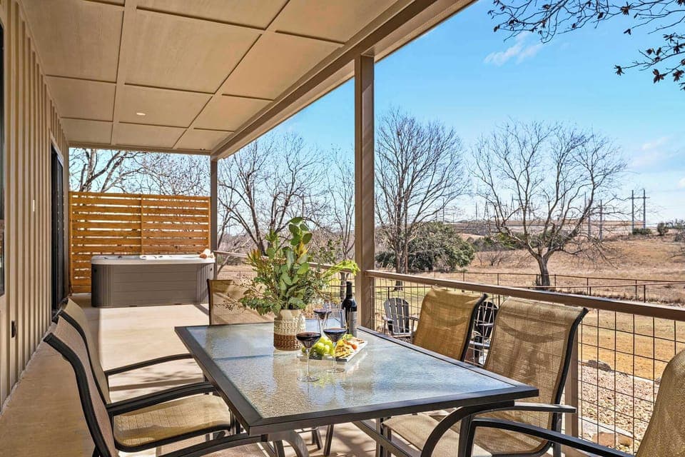 Enjoy dinner outside! 