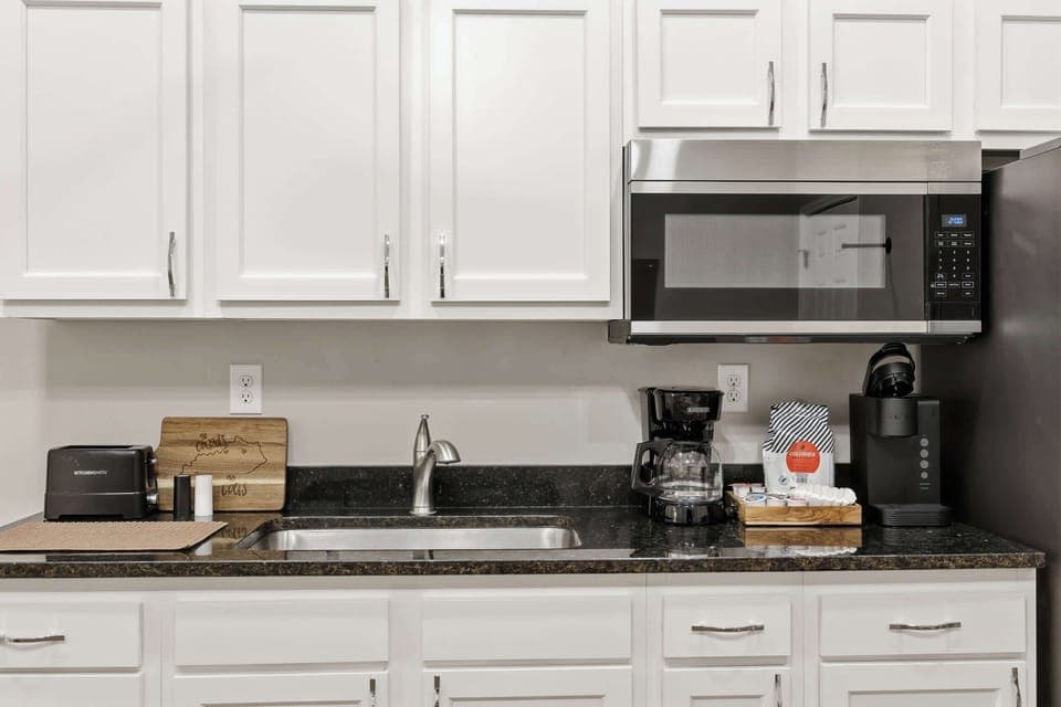 Unit 3 Kitchenette: Start your day with fresh coffee in this modern kitchenette before heading out to Churchill Downs or Louisville’s best eateries nearby.