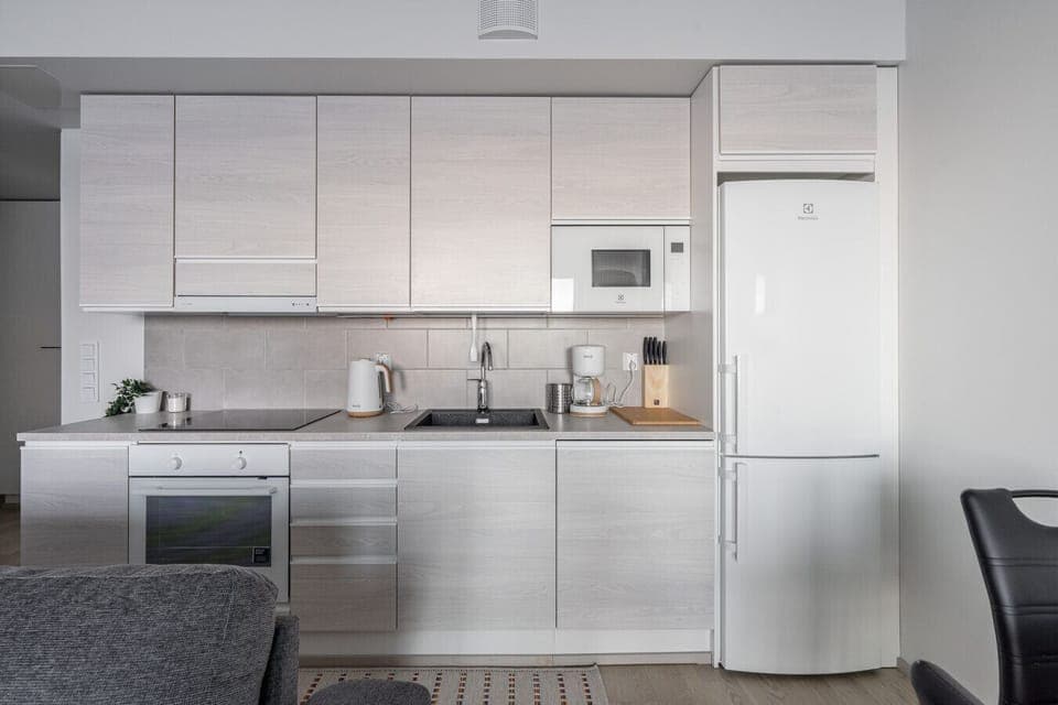 Fully equipped modern kitchen with sleek finishes – everything you need to whip up a home-cooked meal.