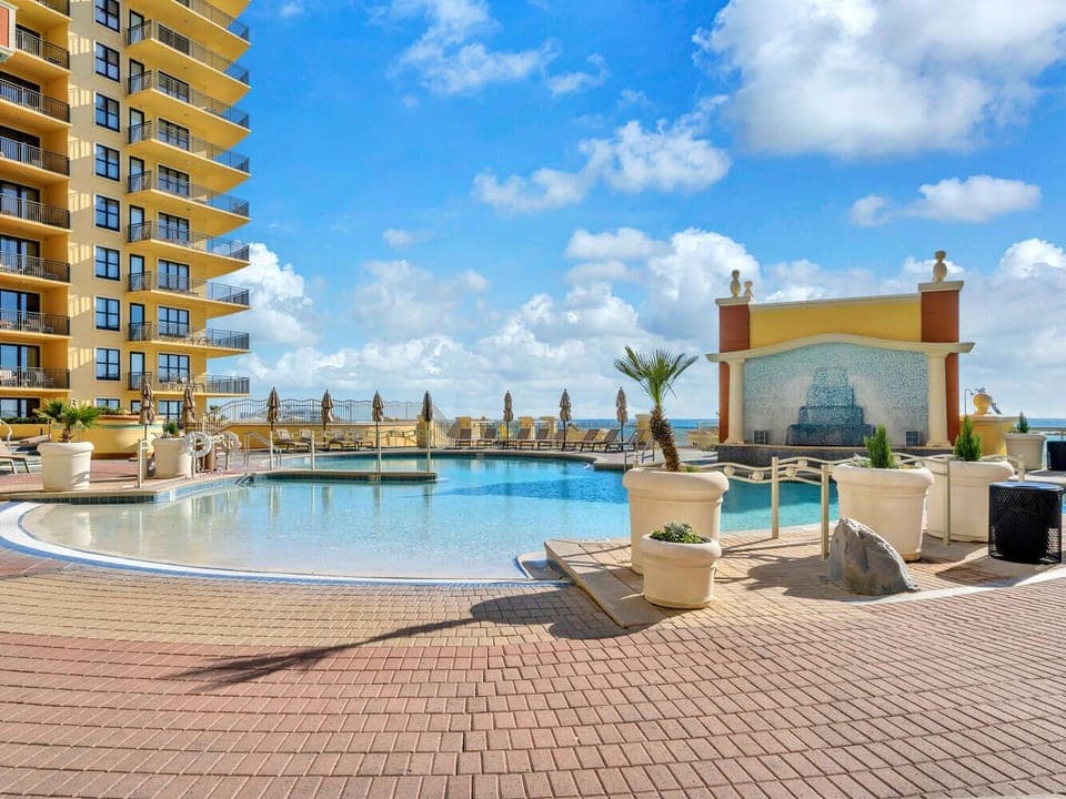 Emerald Grande Zero Entry Pool
