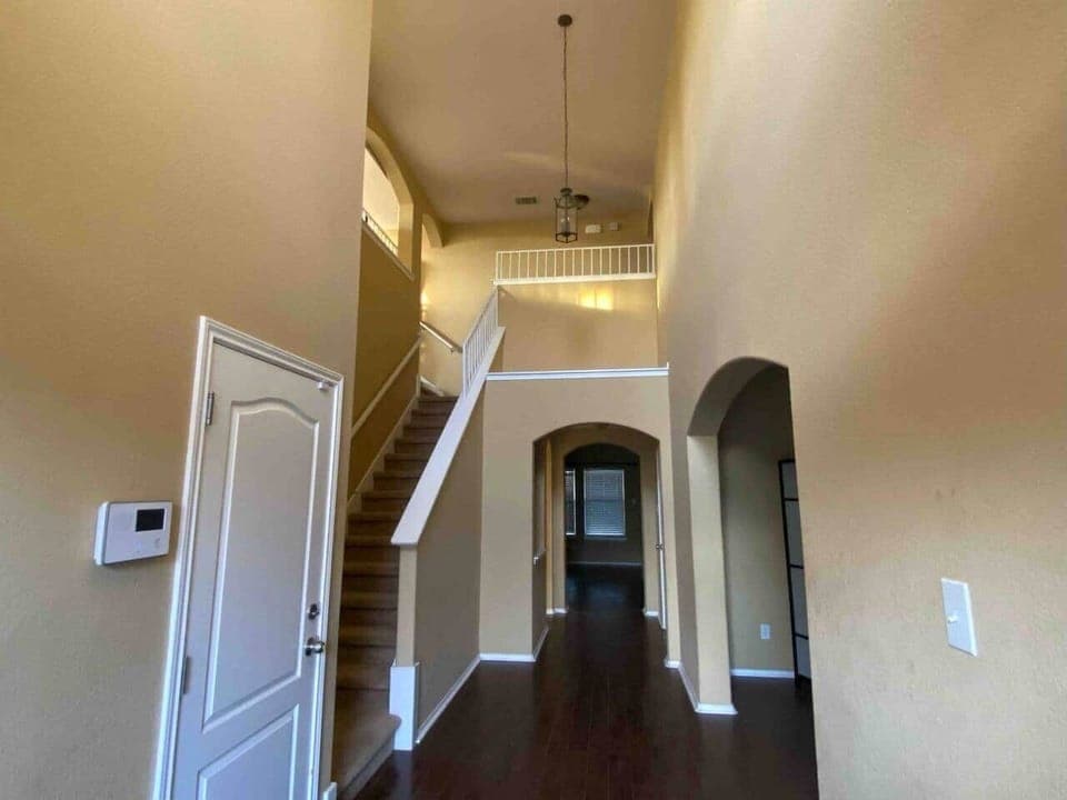 Entryway 

Upstairs: 

2 Bedrooms each with a queen bed 
Flex Room with 2 Queen beds

Downstairs: 

Master Bedroom with King Bed
Flex Space with sleeper Sofa
Family Room
Eat in Kitchen 