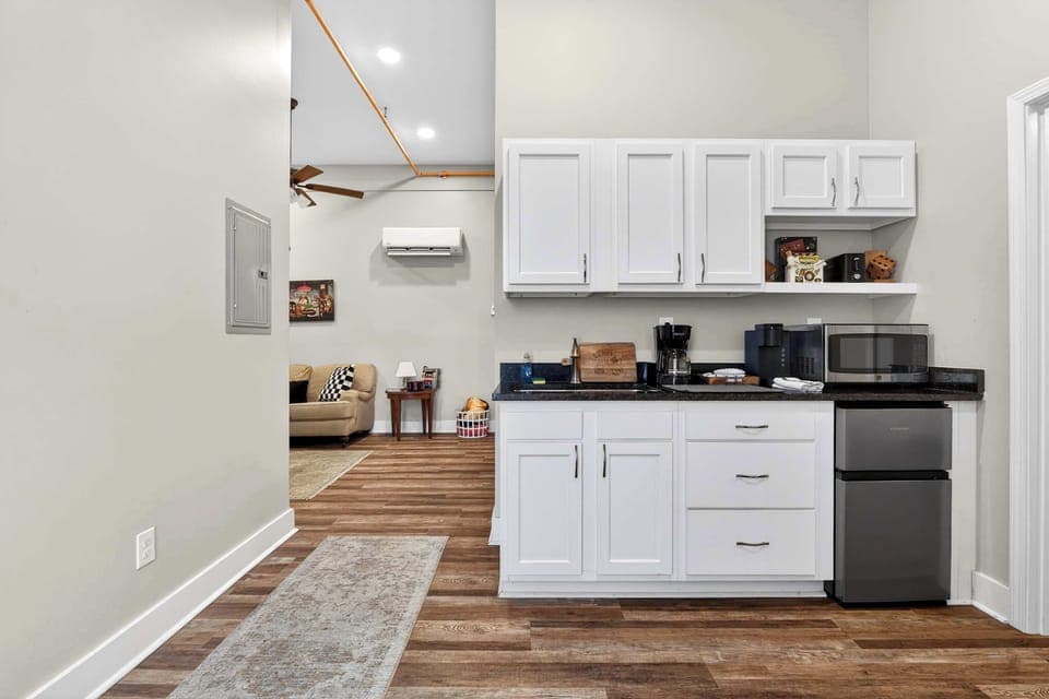 Kitchen: Cozy kitchen space perfect for preparing simple meals.