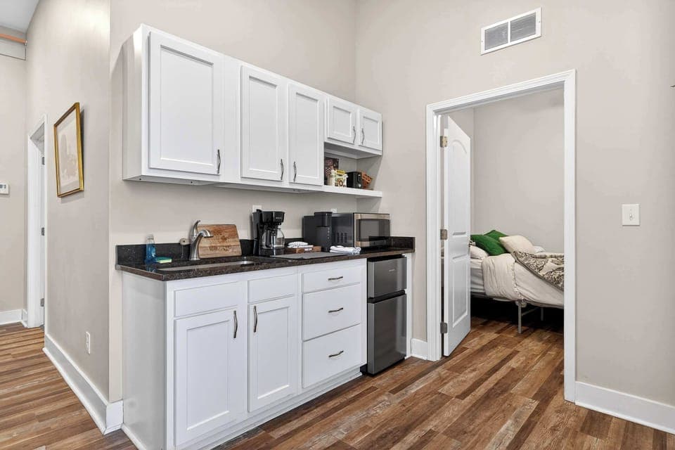 Kitchen: Cozy kitchen space perfect for preparing simple meals.