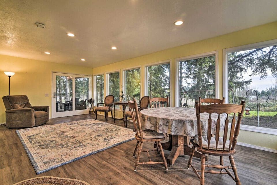 Living Room | Table Seating | Window Wall Views