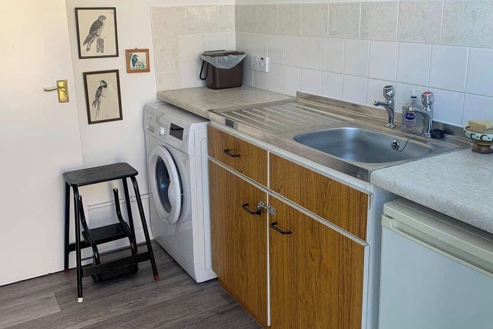 Convenient utility room and main entrance to property. Includes sink, freezer and washing machine
