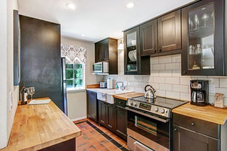 Dolce @ Bungalow 313 Sonoma Vacation Rental - Kitchen