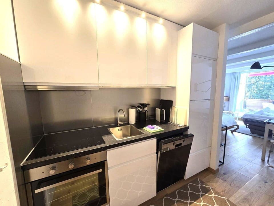 Kitchen Appliance, Kitchen, Countertop, Major Appliance, Flooring, Cabinetry, Kitchen Stove, Interior Design, Home Appliance, Stove