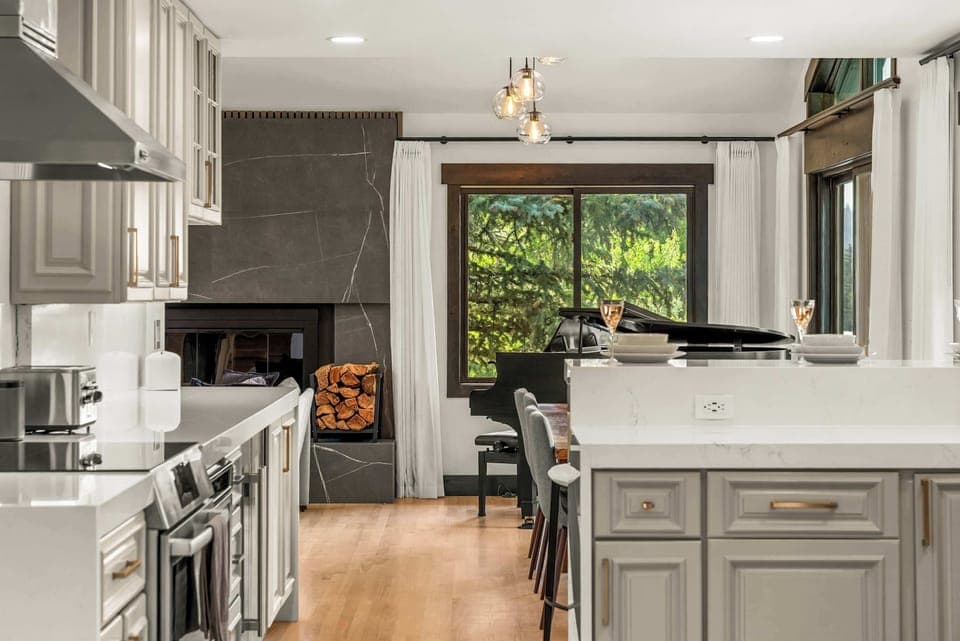 Kitchen 1: Bosch appliances, Keurig, air fryer, Crockpot, blender, tableware, main floor