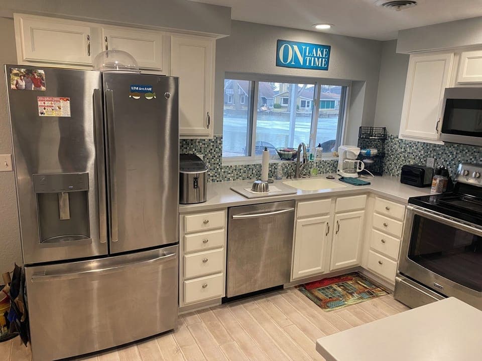 Full kitchen w stove, oven, microwave, fridge/freezer, and dishwasher.
