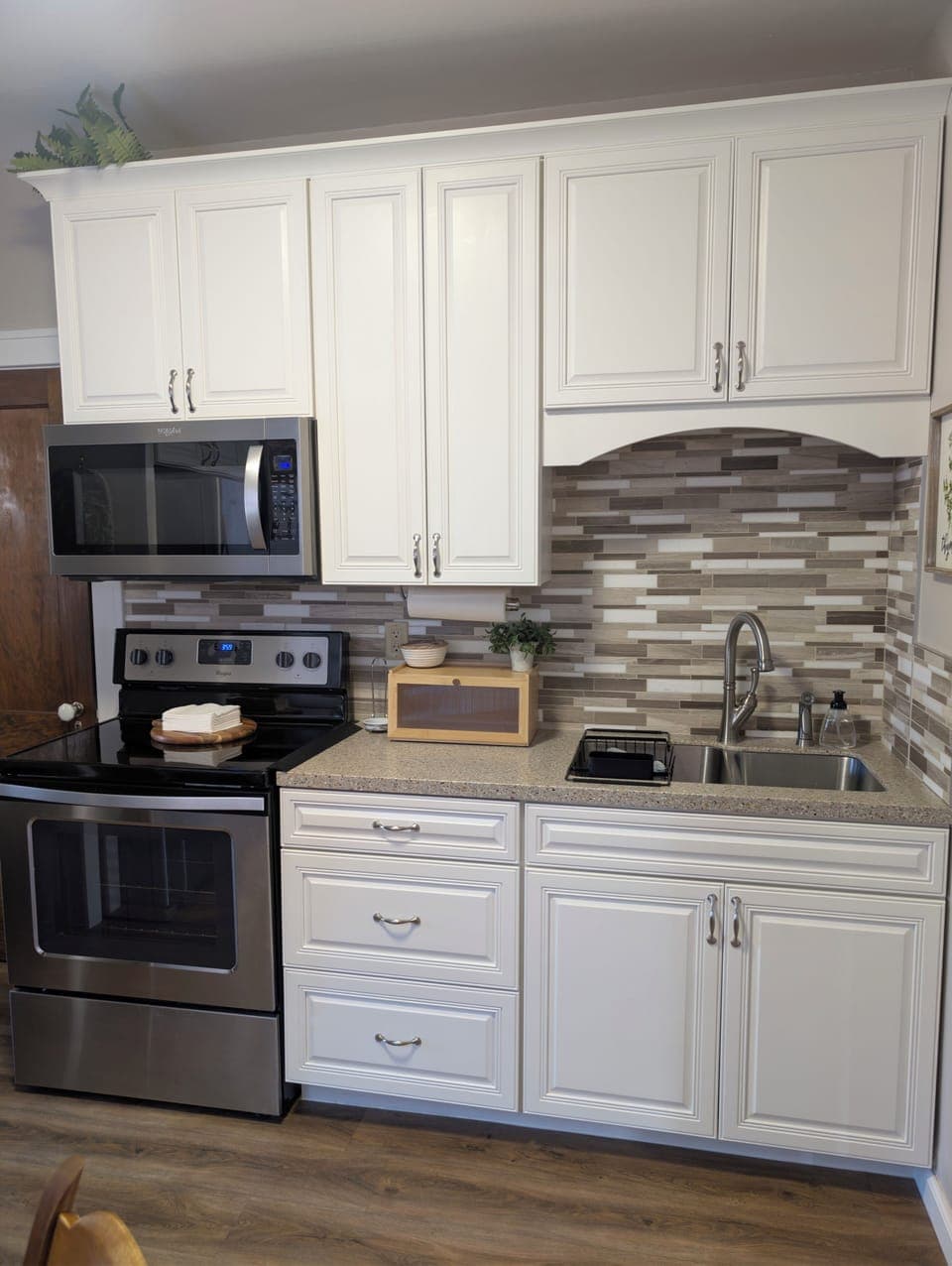 Full kitchen, quiet close drawers/cabinets, beautiful tile backsplash