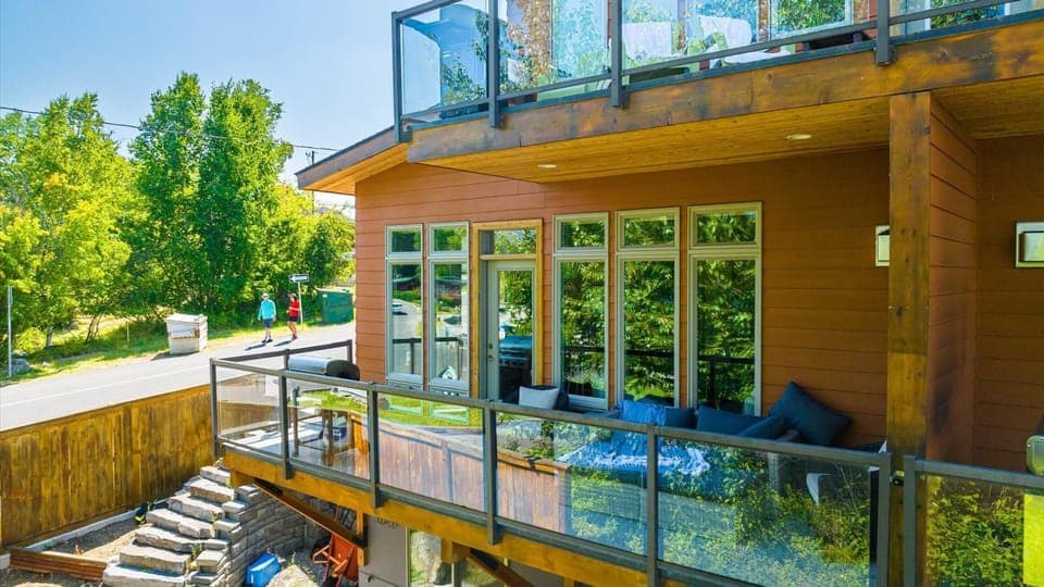 Lakefront City Beach Retreat  On Whitefish Lake (9465)