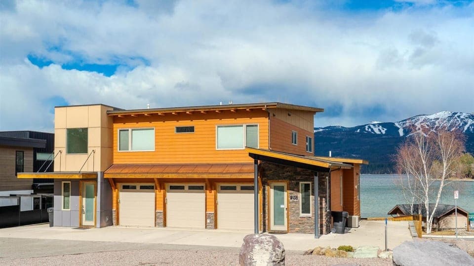 Lakefront City Beach Retreat  On Whitefish Lake (9424)